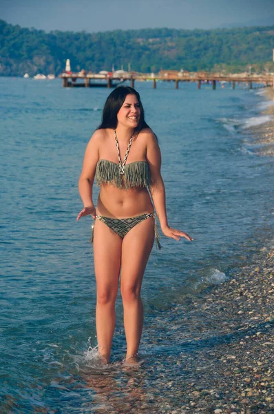 Ung Brunett Kvinna Baddräkt Strand Småsten Fullständigt Porträtt Flicka Stranden — Stockfoto