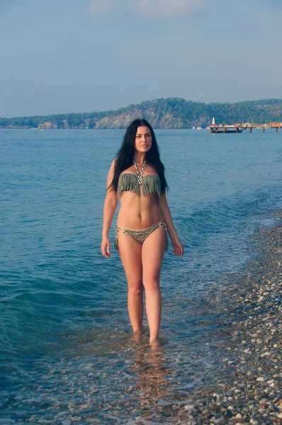 수트를 여자가 해변에서 해변에 소녀의 — 스톡 사진