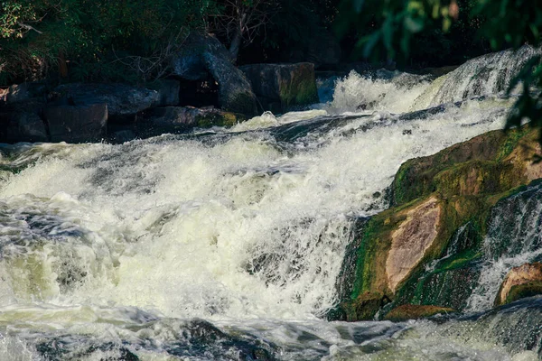 Uma Cachoeira Num Pequeno Rio Num Dia Ensolarado Fluxo Água — Fotografia de Stock