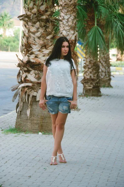 Jonge Brunette Vrouw Volle Hoogte Straat Tussen Palmbomen Portret Van — Stockfoto