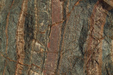 Maden ocağındaki taşın dokusu. Yerden çıkarılan taşın doğal görünüşü.