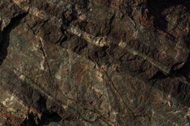 Maden ocağındaki taşın dokusu. Yerden çıkarılan taşın doğal görünüşü.