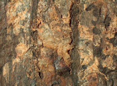 Maden ocağındaki taşın dokusu. Yerden çıkarılan taşın doğal görünüşü.