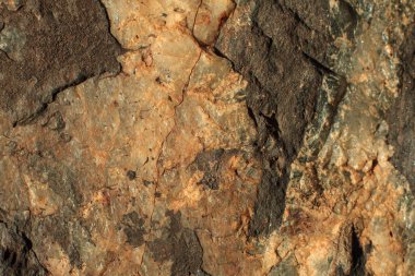 Maden ocağındaki taşın dokusu. Yerden çıkarılan taşın doğal görünüşü.