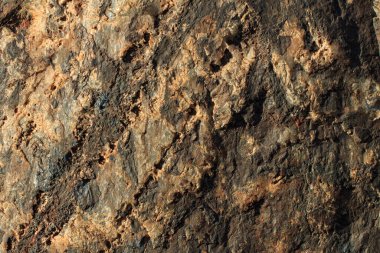 Maden ocağındaki taşın dokusu. Yerden çıkarılan taşın doğal görünüşü.