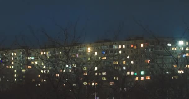 Великий Багатоповерховий Будинок Яскравими Вікнами Вночі Біля Дороги Парк Дерев — стокове відео