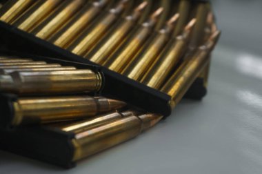 Bir saldırı tüfeği için cephane yakın çekim. Küçük silahlar için küçük kalibreli mühimmat.