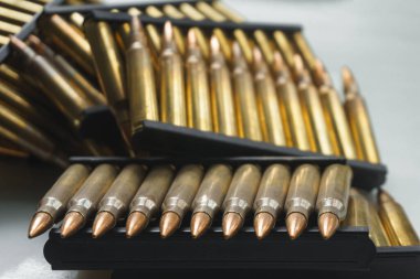 Bir saldırı tüfeği için cephane yakın çekim. Küçük silahlar için küçük kalibreli mühimmat