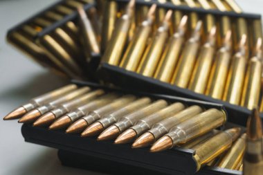 Bir saldırı tüfeği için cephane yakın çekim. Küçük silahlar için küçük kalibreli mühimmat