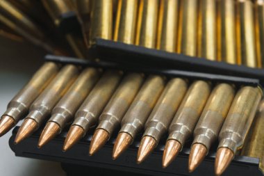 Bir saldırı tüfeği için cephane yakın çekim. Küçük silahlar için küçük kalibreli mühimmat