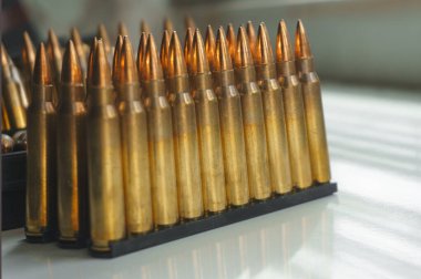 Bir saldırı tüfeği için cephane yakın çekim. Küçük silahlar için küçük kalibreli mühimmat