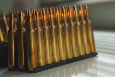 Bir saldırı tüfeği için cephane yakın çekim. Küçük silahlar için küçük kalibreli mühimmat