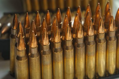 Bir saldırı tüfeği için cephane yakın çekim. Küçük silahlar için küçük kalibreli mühimmat