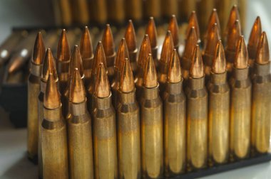 Bir saldırı tüfeği için cephane yakın çekim. Küçük silahlar için küçük kalibreli mühimmat