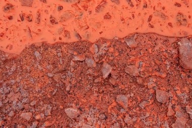 Şiddetli dondaki bir buz birikintisi. Kışın su birikintileriyle oksitlenmiş kırmızı topraklar.