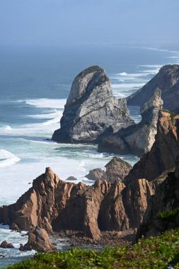 Portekiz 'de, Roca Burnu yakınlarındaki güzel yüksek uçurumlar.
