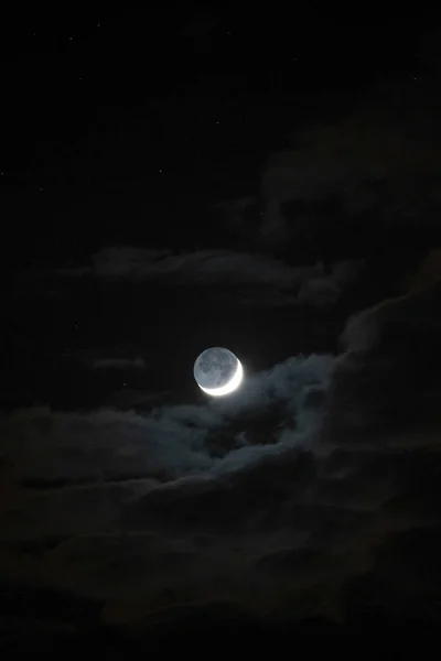 Schöner Mond Der Nacht Bewölkten Himmel — Stockfoto