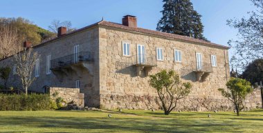 Kumsalda ayak izleri, sahilde yalınayak yürümek, çıplak ayak ayak izleri, sahilde yürüyüş.