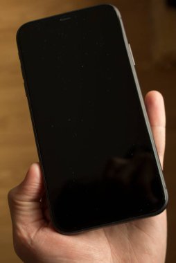 Modern bir binada cam, sütun ve pencereli uzun koridor..