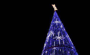 LED ışıklardan yapılmış kocaman bir Noel ağacı, bir kış gecesini aydınlatıyor.