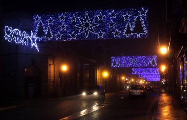 Noel ışıklarıyla süslenmiş bir cadde