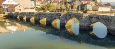 Bir Ramallosa 'nın Roma köprüsü Mior Nehri' ni geçiyor.