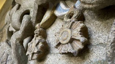 Yüksek rahatlama heykelinde taş gül penceresi