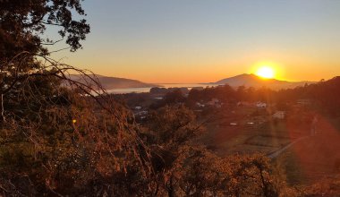 Gün batımında Mio Nehri 'nin ağzında