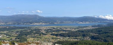 Mio Nehri, O Rosal ve A Guarda vadisinden geçerken, Galiçya, İspanya ve Portekiz sınırından geçer.