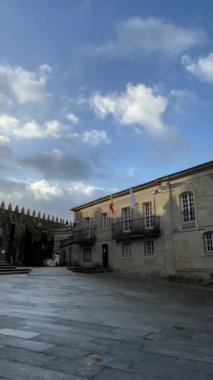 Galiçya, İspanya 'daki ortaçağ Tui katedralinin meydanı.