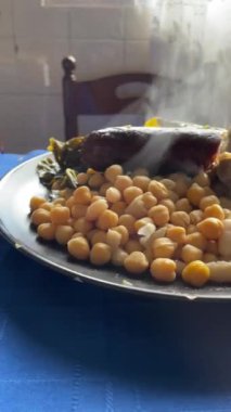 Bir tabak buharlı, taze ev yapımı Galiçya güveci nohut, karalahana yeşili, havuç, patates, tavuk, domuz ve sucuk.