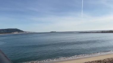 Nehir sahilinin önündeki terasta, Mio Nehri 'nin ağzında, A Guarda' da.