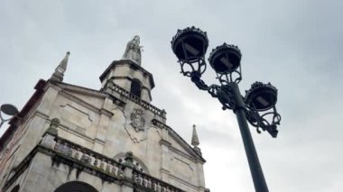Vigo 'daki Nuestra Seora del Carmen Kilisesi cephesi ve bir sokak lambası.