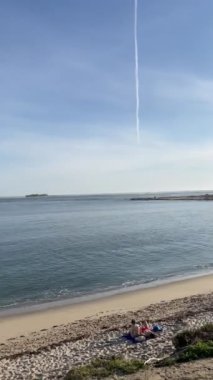 Mio Nehri 'nin ağzında Atlantik Okyanusu olan bir nehir plajı.