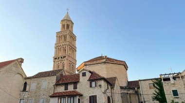 Split şehir merkezinin silueti ve Salona 'nın Aziz Dominion Katedrali' nin çan kulesi.