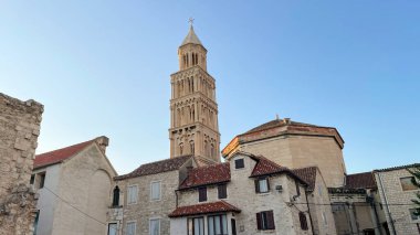 Eski Split kasabası ve Salona 'daki Aziz Dominion Katedrali' nin çan kulesi.