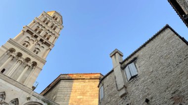 Salona 'daki Saint Domnion Katedrali' nin çan kulesi, Split 'teki diğer antik binaların yanında.