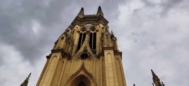 Bogot, Kolombiya 'daki Lourdes Leydisi Bazilikası' nın Neo-Gotik tarzında kulesi.