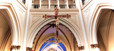 Kolombiya 'da bir Katolik kilisesinde çarmıha gerilen İsa' nın resmi