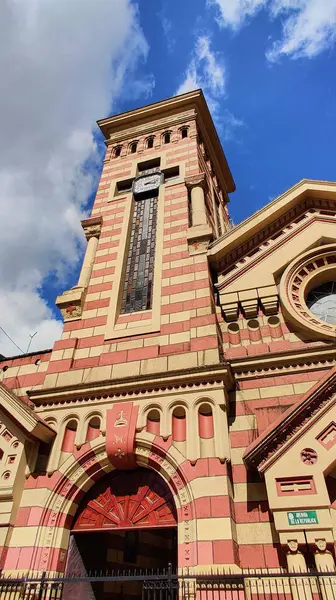 Bogota, Kolombiya 'da Katolik kilisesinde saati olan haç.