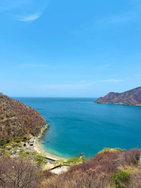 Taganga Körfezi 'ndeki Karayip Denizi' nden, Magdalena, Santa Marta, Kolombiya 'daki hava manzarası.