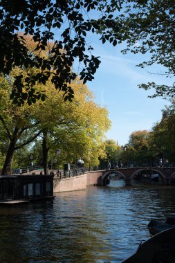 Amsterdam 'da sonbahar ve şehir kanalları 