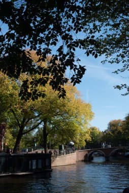 Amsterdam 'da sonbahar ve şehir kanalları 