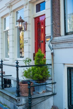 Amsterdam 'da penceresi olan veranda ve tuğla duvar 