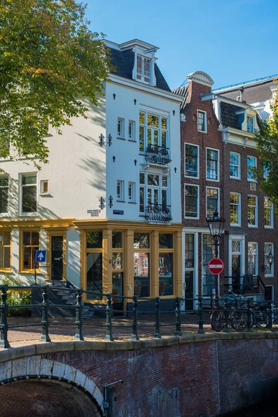 Jesień Domy Nad Kanałami Miejskimi Amsterdamie — Zdjęcie stockowe