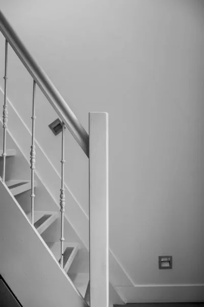 部屋の白い木製の階段は — ストック写真