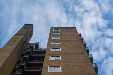 Şehirdeki eski yüksek bina.