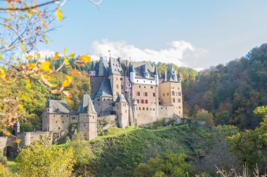 Dağlardaki eski şato.