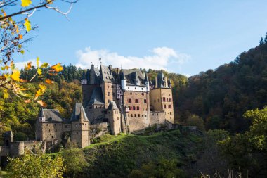 Dağlardaki eski şato.