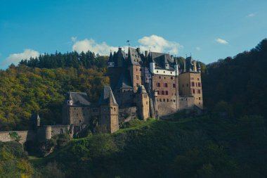 Dağlardaki eski şato.